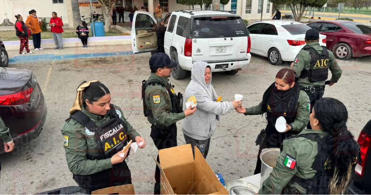 AIC reparte afuera de hospitales chocolate caliente y pan por frío
