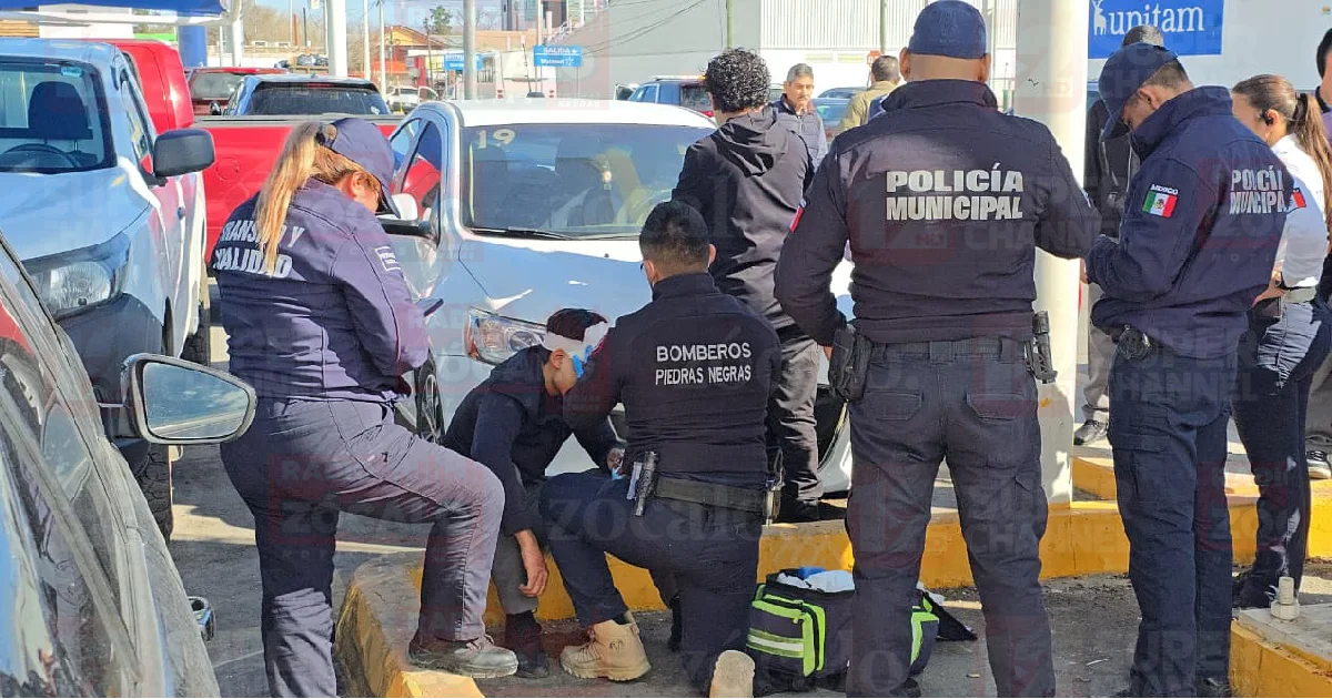 Alan, cayó violentamente, golpeándose la cabeza contra la estructura metálica que sostiene el anuncio espectacular del centro comercial.