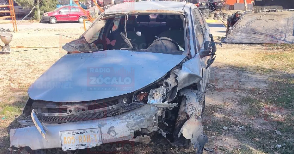 Conductor pierde el control y se impacta contra luminaria