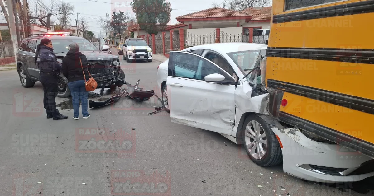 A consecuencia del choque, el Chrysler 200, de color blanco, salió proyectado y terminó estrellándose contra el camión de transporte.