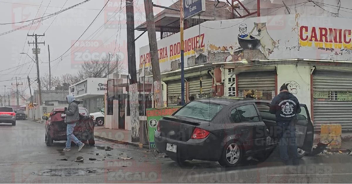 El percance dejó cuantiosos daños materiales en ambos vehículos