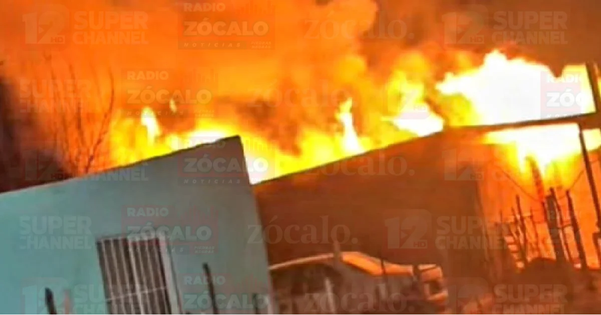 Una vivienda fue arrasada por las llamas luego de que se presentara un incendio por una aparente sobrecarga en el cableado eléctrico.
