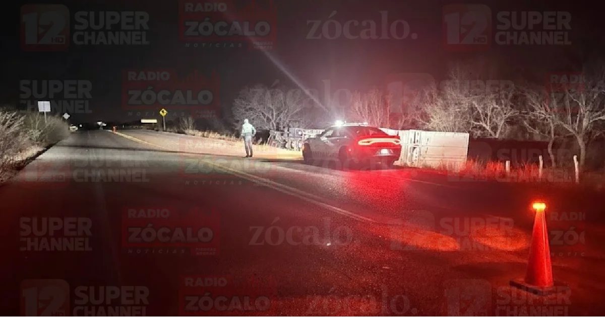 Trailero lesionado tras volcar unidad en carretera PN–Acuña