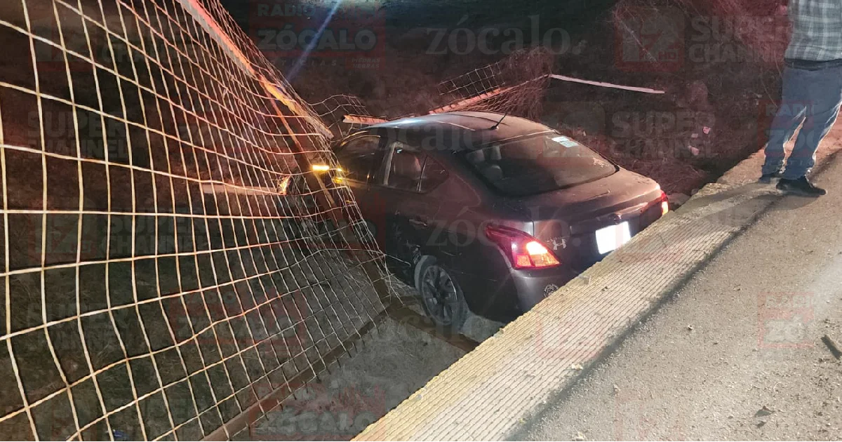 Termina en un vado tras derribar cerca metálica