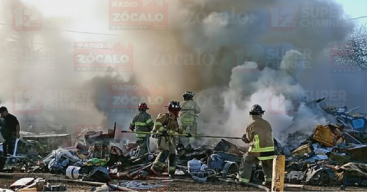 Movilización de bomberos controla incendio en chatarrera