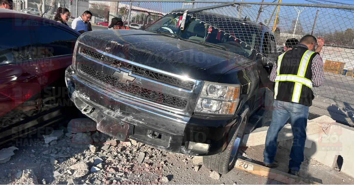 Camioneta derriba barda de maquiladora