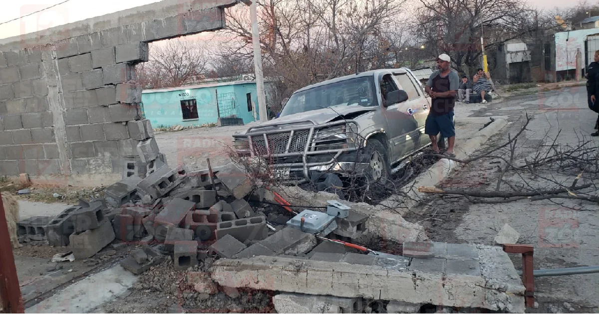 Camioneta derriba barda y mufa eléctrica
