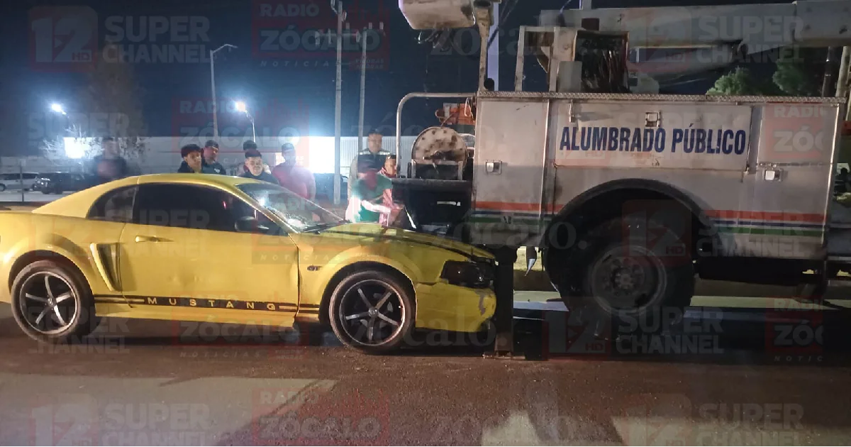 Impacta su deportivo contra camión de alumbrado