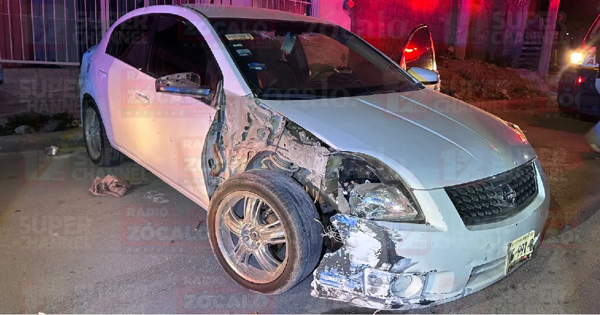 Ebrio al volante impacta dos autos estacionados